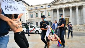 Activistas de Femen protestan frente al Congreso contra las agresiones LGTBIfóbicas