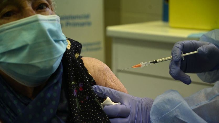 Salud Pública acuerda ampliar el grupo de destinatarios para recibir la tercera dosis de la vacuna