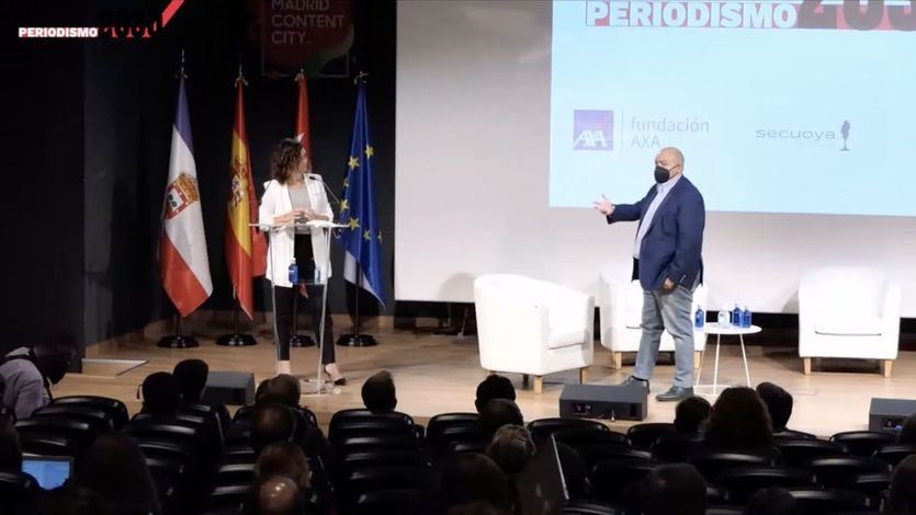 La presidenta de la Comunidad de Madrid, Isabel Díaz Ayuso, junto a Constantino Mediavilla, presidente de Madridiario, durante la jornada de Periodismo2030