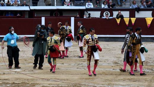 El bochornoso estado del ruedo de Las Ventas obliga a aplazar al día 8 el primer festejo