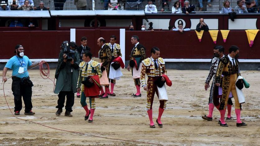 Los matadores salieron a comprobar el ruedo cuarenta minutos después de las seis de la tarde