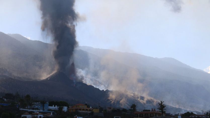 El cono del volcán de La Palma se rompe y deja una colada enorme que avanza hacia el mar