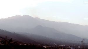El volcán de La Palma vuelve a rugir tras una pausa de 2 horas de expulsión de lava y humo