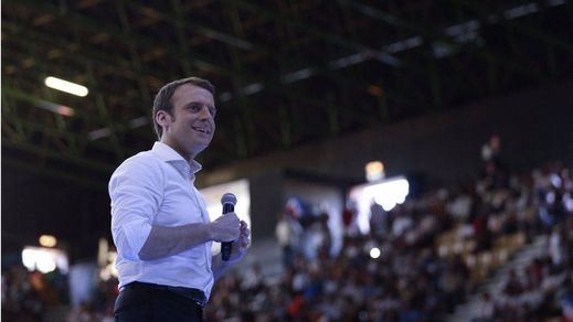 Un joven lanza un huevo a Macron al grito de 'viva la revolución'