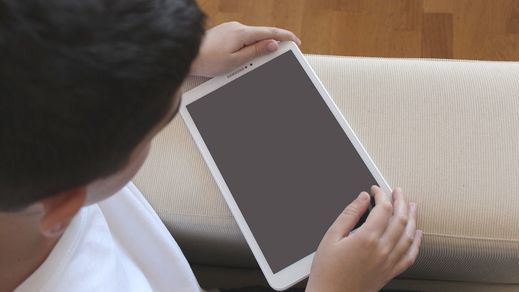 Facebook suspende su controvertida versión de la red social para menores