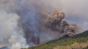 La lava del volcán de La Palma quema plásticos y fertilizantes al llegar a las plataneras