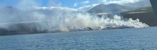 Volcán de La Palma: la lava gana terreno al mar y la nube de gases solo afecta a la zona de contacto