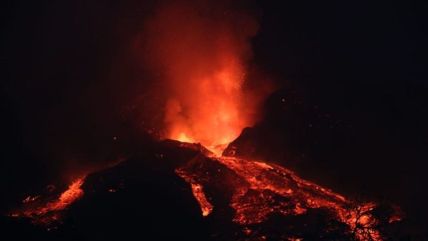 El cono del volcán de La Palma sufre un derrumbe y aumenta el caudal de lava