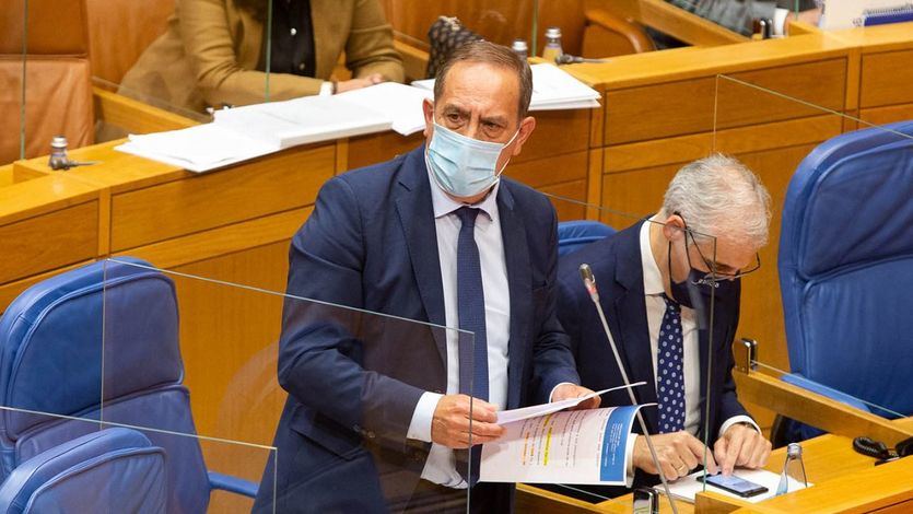 Muere de un infarto en su despacho el consejero de Hacienda de Galicia