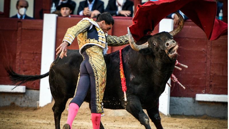 Pase de pecho de Paco Ureña a su primer toro.