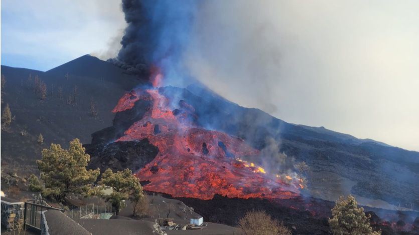La lava cobra fuerza y transporta bloques del tamaño de una casa de 3 pisos