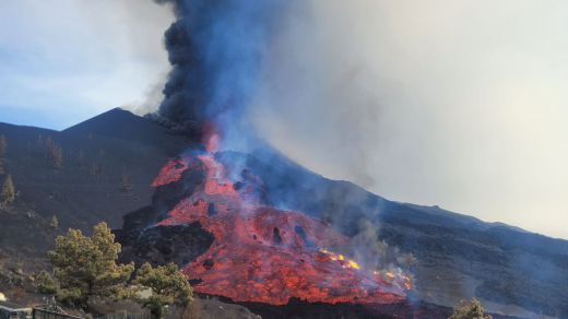 Volcán La Palma: las primeras coladas se debilitan mientras que la nueva se aproxima al mar con rapidez
