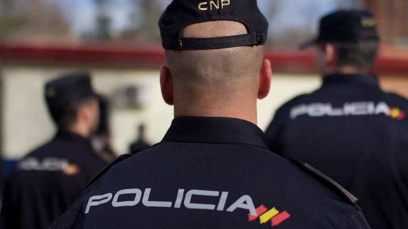 El juzgado archiva la causa de 'la patada en la puerta' para 5 de los policías implicados