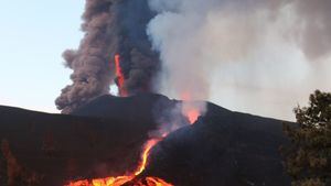 El volcán de La Palma amanece con una quinta boca y más actividad que nunca