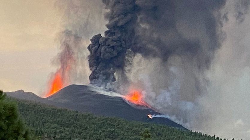 Volcán de La Palma: aumenta la emisión de lava tras el colapso del cono volcánico