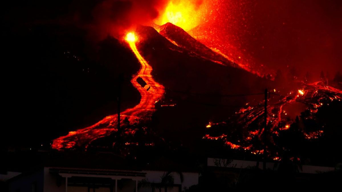 El presidente de la Gomera plantea bombardear el volcán para encauzar las  coladas de lava | Diariocrítico.com