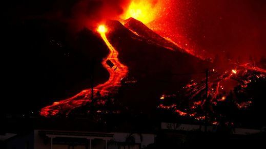 El presidente de La Gomera plantea bombardear el volcán para encauzar las coladas de lava
