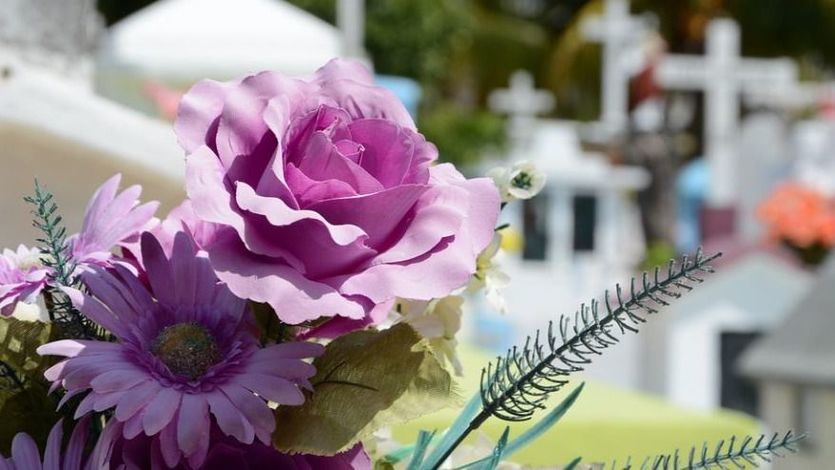 Ofrenda floral en La Palma ante la imposibilidad de muchos vecinos de acudir a los cementerios