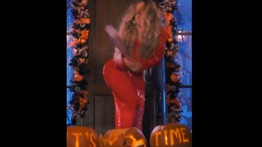 Mariah Carey inaugura la Navidad rompiendo calabazas en Halloween y se vuelve viral