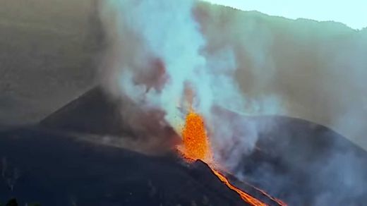 El volcán de La Palma sigue fuerte aumentando su expulsión de lava y ceniza