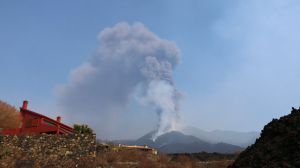 La nube de ceniza del volcán sigue creciendo y obliga a suspender clases y cancelar vuelos en La Palma