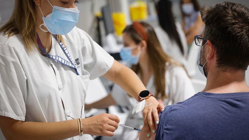 El coronavirus se mantiene en riesgo bajo tras el puente y Sanidad notifica 55 muertes desde el viernes