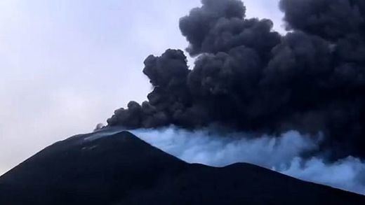 50 días de actividad del volcán de La Palma: 42 terremotos, nube de ceniza, expulsión de lava...