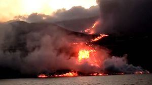 La lava llega por tercera vez al mar en La Palma y obliga a confinar varios municipios