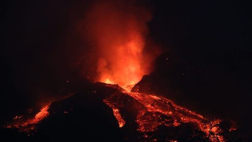 Volcán de La Palma: surge una fuente de lava y una nueva colada arrasa el cementerio de Las Manchas