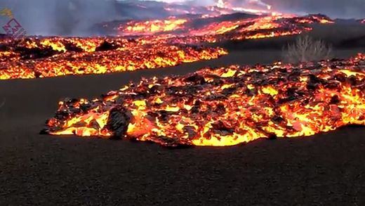 El volcán de La Palma genera otra fractura y se incrementa la expulsión de lava con más destrozos