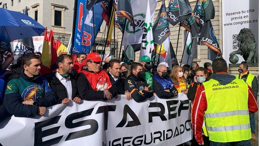 Policías y guardias civiles salen a la calle para protestar por la reforma de la 'ley mordaza'