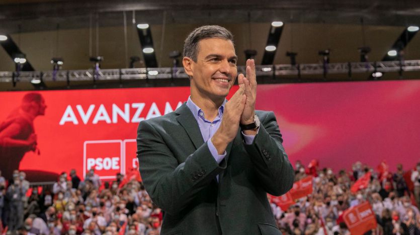 Sánchez proclama que la Constitución 'es democracia y es la hoja de ruta del Gobierno'
