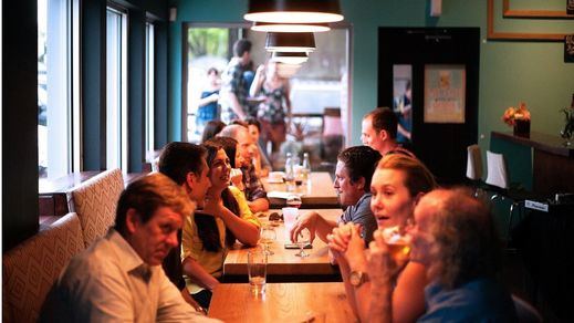 ¿Es legal cobrar por reservar una mesa en un restaurante? La OCU aclara todas las dudas sobre esta tendencia hostelera