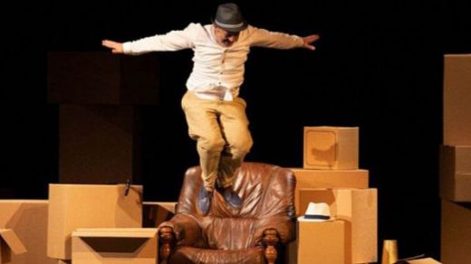 Crítica de la obra de teatro 'La cápsula': aventuras cotidianas y familiares
