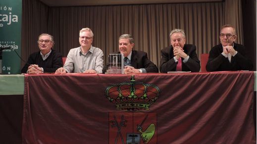 Juan Bravo (en el centro), codirector de Barcarola, durante la presentación en Madrid de un número anterior de la revista
