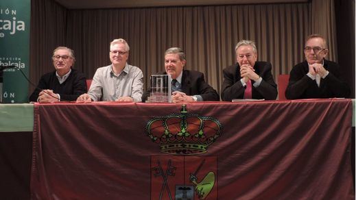 Juan Bravo (en el centro), codirector de Barcarola, durante la presentación en Madrid de un número anterior de la revista