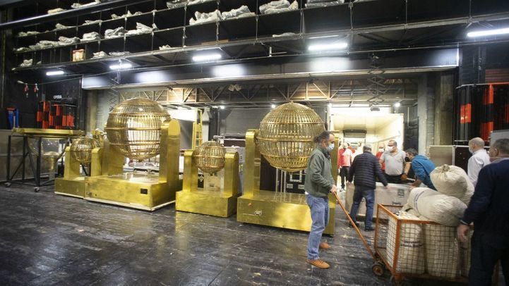 Llegada de bombos de la Lotería de Navidad al Teatro Real 