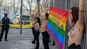 Activistas de Femen protestan desnudas en la Asamblea de Madrid contra los posibles recortes de leyes LGTBI