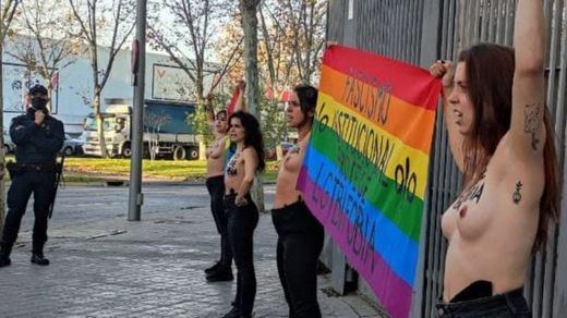 Activistas de Femen protestan desnudas en la Asamblea de Madrid contra los posibles recortes de leyes LGTBI
