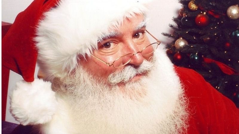 Papá Noel, cumpliendo con todas las medidas sanitarias, ya ha comenzado su viaje cargado de regalos
