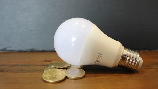 El precio de la luz concede una tregua para acabar el año y baja 60 euros, hasta los 140 MWh
