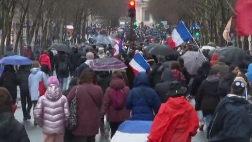 Fuertes protestas en Francia por la presión de Macron a los que rechazan vacunarse
