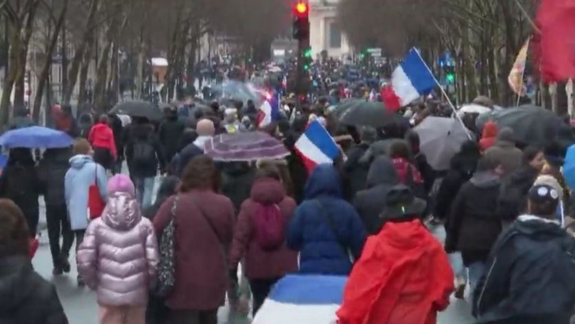 Fuertes protestas en Francia por la presión de Macron a los que rechazan vacunarse