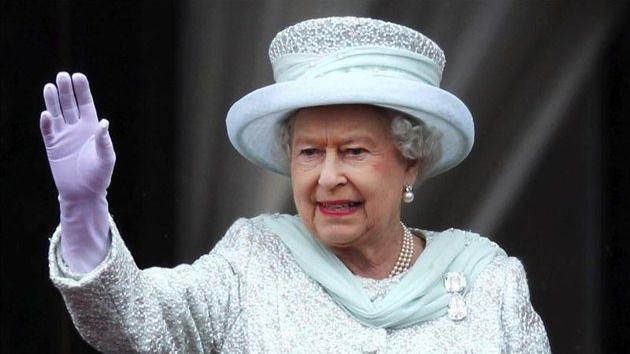 Isabel II retira los honores militares al príncipe Andrés por la acusación de abuso sexual