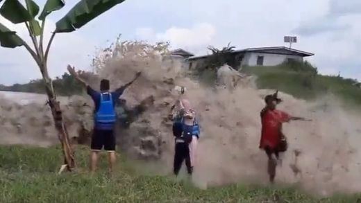 Un volcán provoca un tsunami en la isla de Tonga y arrastra a personas que esperaban grabando vídeos