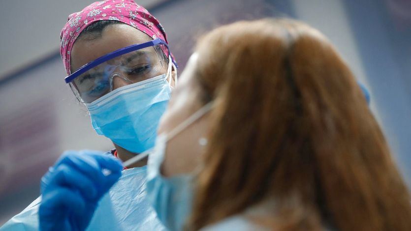 España supera los 9 millones de contagios y roza los 92.000 fallecidos mientras la incidencia baja ligeramente