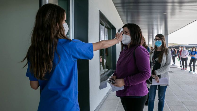 La incidencia deja atrás la barrera de los 3.000 casos tras caer casi 200 puntos durante el fin de semana