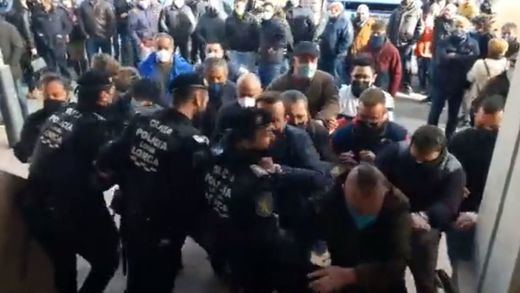 Un grupo de ganaderos asalta el pleno del Ayuntamiento de Lorca amenazando con quemarlo