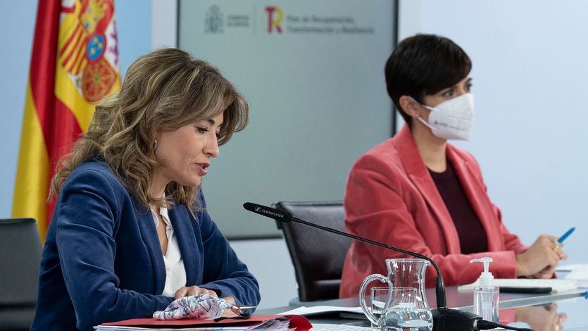La ministra de Política Territorial y portavoz, Isabel Rodríguez, y la ministra de Transportes, Movilidad y Agenda Urbana, Raquel Sánchez