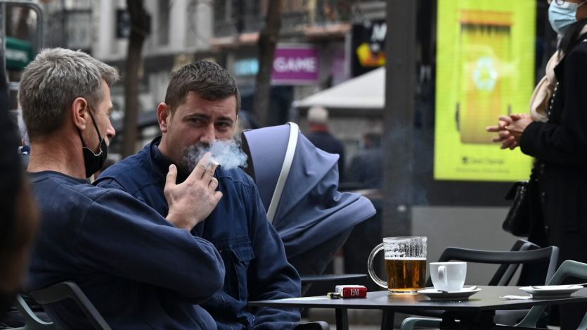 Fumando en una terraza de Madrid